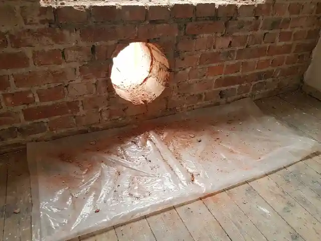 Kernboring door een bakstenen gevelmuur voor een ventilatieopening