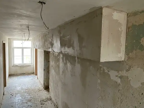 Weggewerkt ventilatiekanaal in een koof langs het plafond van een gang
