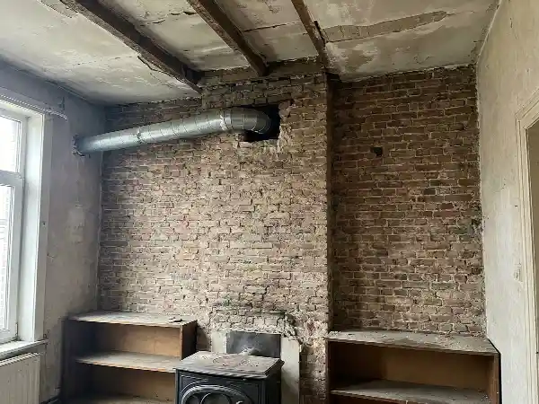 Oude schouw die als schacht voor een ventilatiekanaal dient